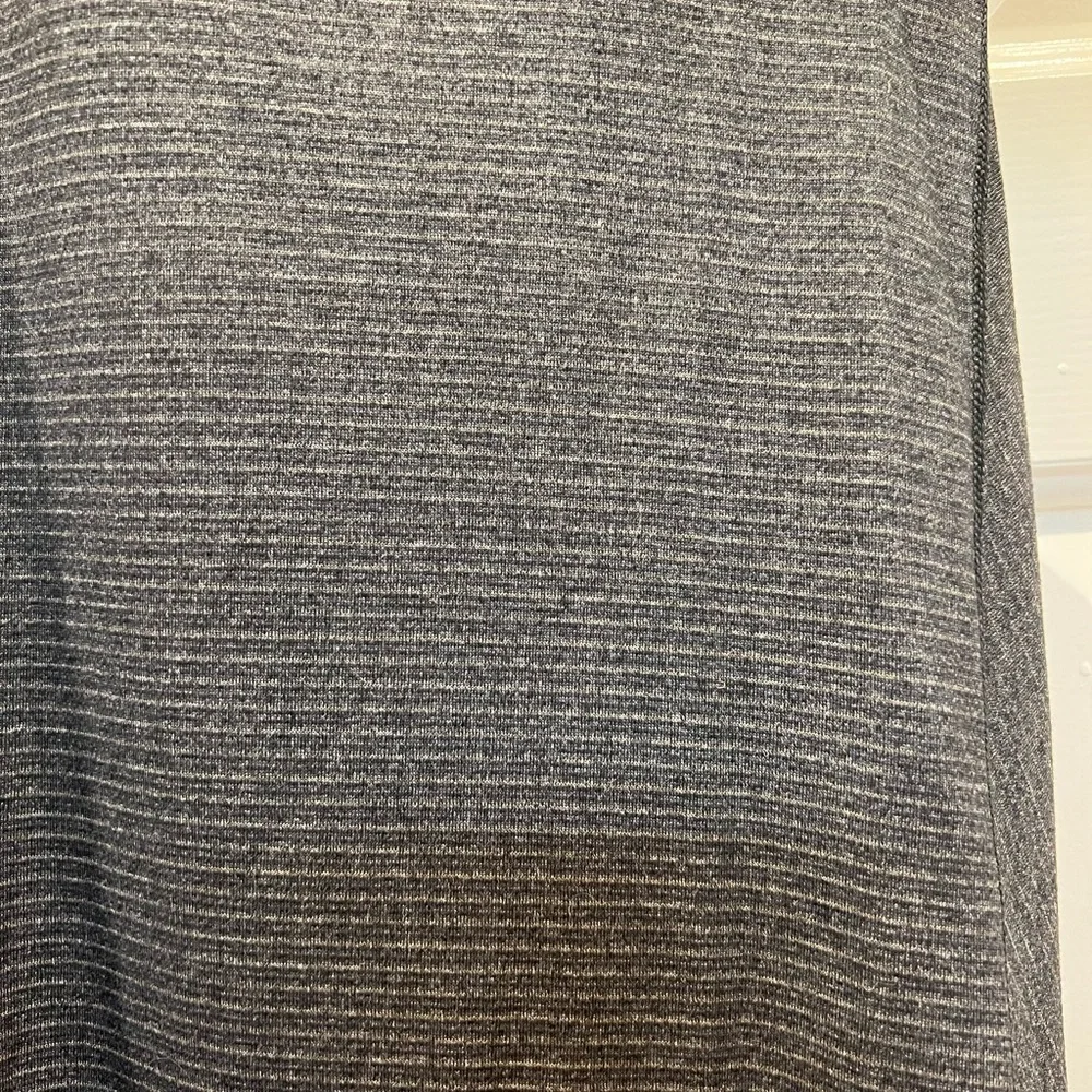 Lululemon Top With Built In Bra Size 4 dark gray - Picture 6 of 6